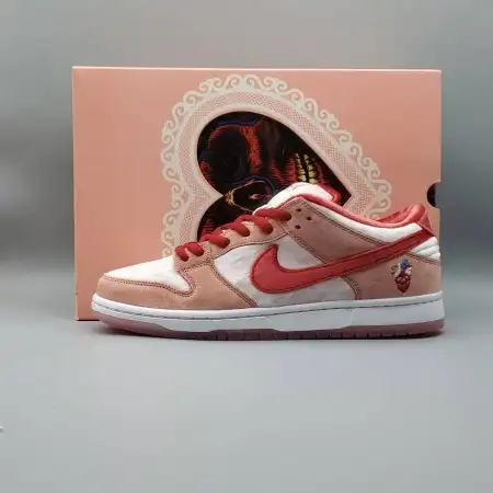 StrangeLove x Dunk  Dunk Low SB Low SB 'Valentine's Day' Special Box