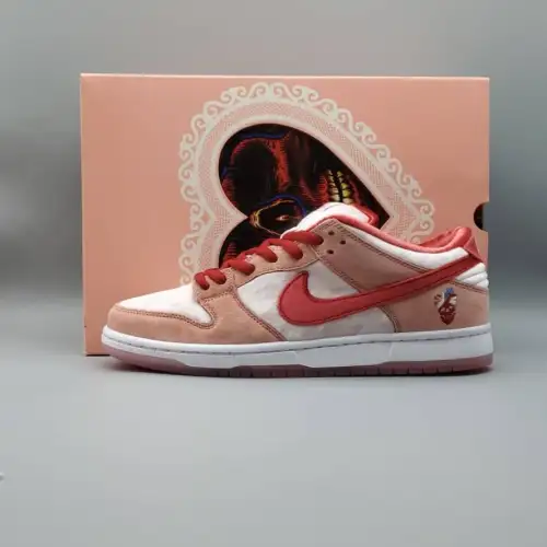 StrangeLove x Dunk  Dunk Low SB Low SB 'Valentine's Day' Special Box