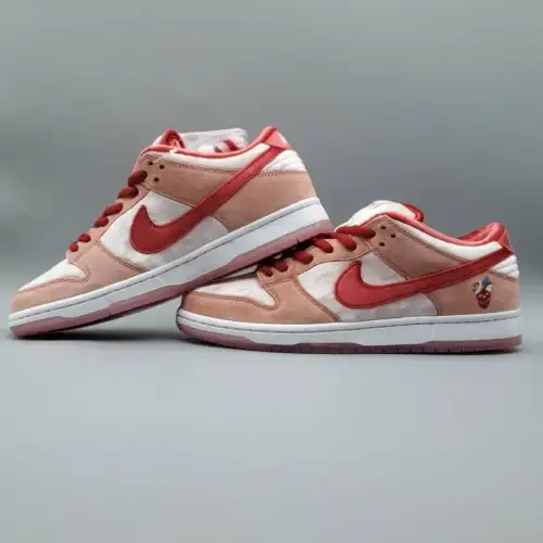 StrangeLove x Dunk  Dunk Low SB Low SB 'Valentine's Day' Special Box