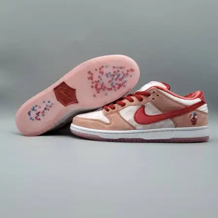 StrangeLove x Dunk  Dunk Low SB Low SB 'Valentine's Day' Special Box
