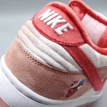 StrangeLove x Dunk  Dunk Low SB Low SB 'Valentine's Day' Special Box