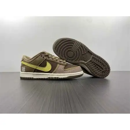 Undefeated x Dunk Dunk Low SP 'Canteen'