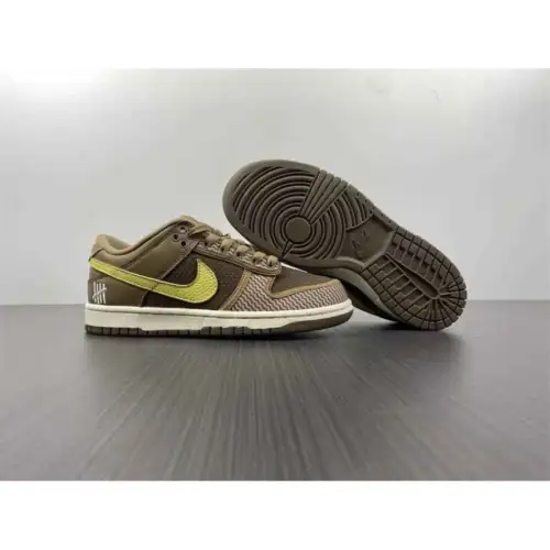 Undefeated x Dunk Dunk Low SP 'Canteen'