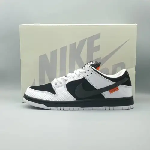 TIGHTBOOTH x Dunk FD2629-100 Low SB