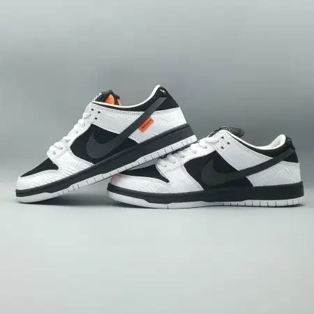 TIGHTBOOTH x Dunk FD2629-100 Low SB