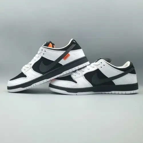 TIGHTBOOTH x Dunk FD2629-100 Low SB