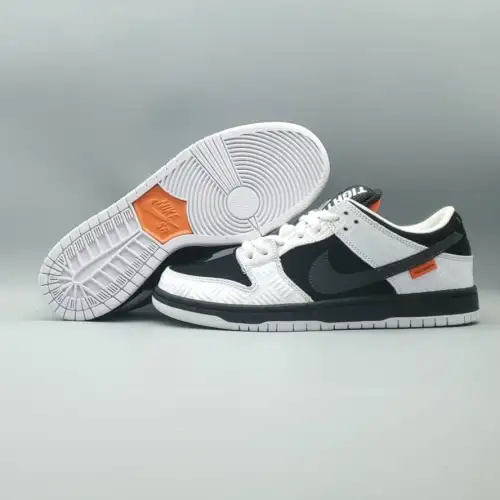 TIGHTBOOTH x Dunk FD2629-100 Low SB