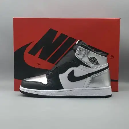Wmns Air Jordan 1 Retro High OG 'Silver Toe' 