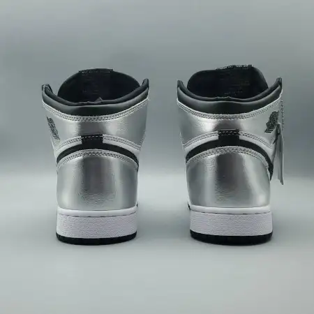 Wmns Air Jordan 1 Retro High OG 'Silver Toe' 