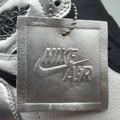 Wmns Air Jordan 1 Retro High OG 'Silver Toe' 
