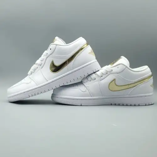 Wmns Air Jordan 1 Retro Low 'White Metallic Air Jordan 1 Gold'