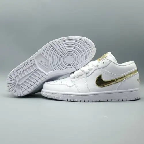 Wmns Air Jordan 1 Retro Low 'White Metallic Air Jordan 1 Gold'