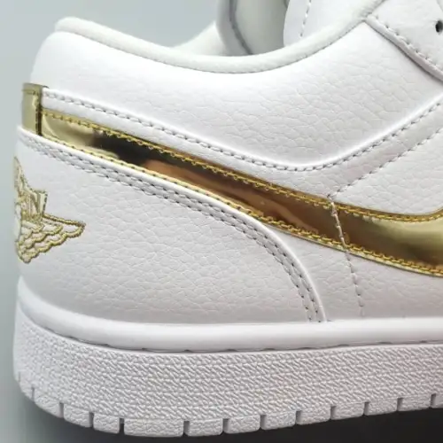 Wmns Air Jordan 1 Retro Low 'White Metallic Air Jordan 1 Gold'