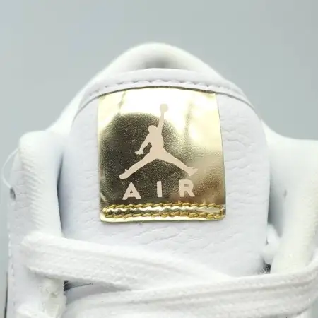 Wmns Air Jordan 1 Retro Low 'White Metallic Air Jordan 1 Gold'