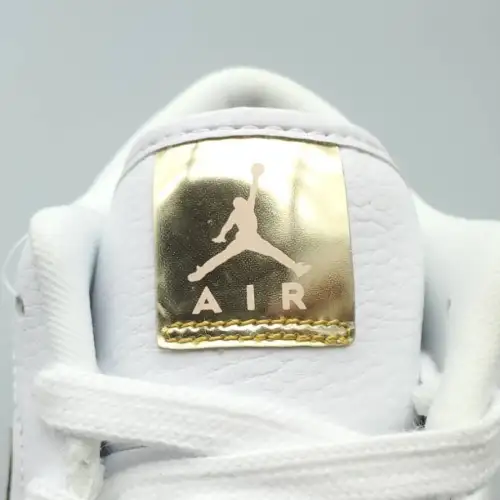 Wmns Air Jordan 1 Retro Low 'White Metallic Air Jordan 1 Gold'