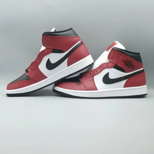 Air Jordan 1 Mid 'Chicago Black Air Jordan 1 Toe'