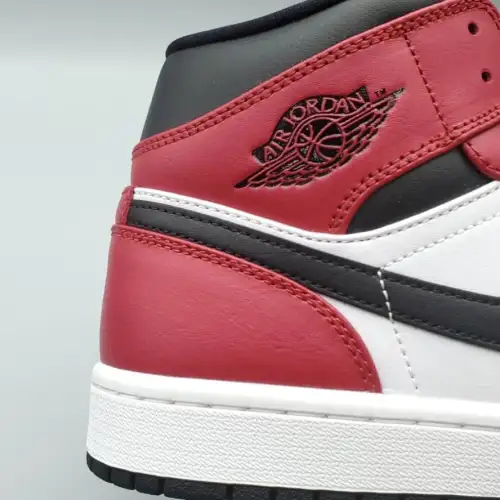 Air Jordan 1 Mid 'Chicago Black Air Jordan 1 Toe'