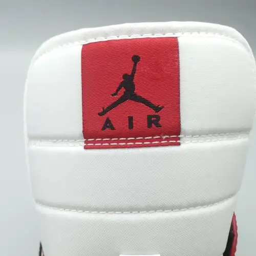 Air Jordan 1 Mid 'Chicago Black Air Jordan 1 Toe'