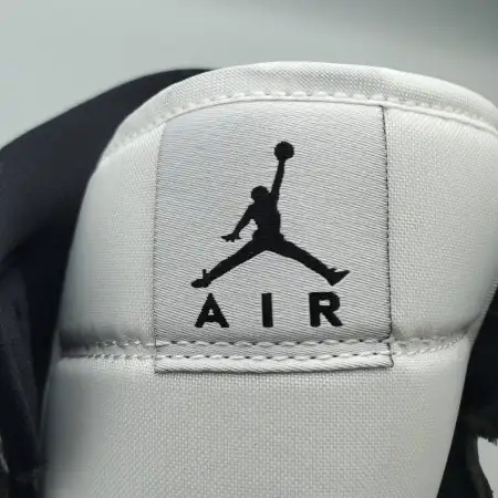 Wmns Air Jordan Air Jordan 1 1 Mid 'University Blue'