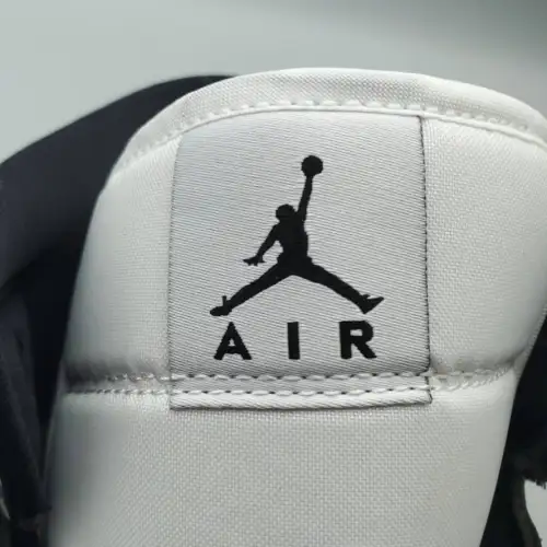 Wmns Air Jordan Air Jordan 1 1 Mid 'University Blue'