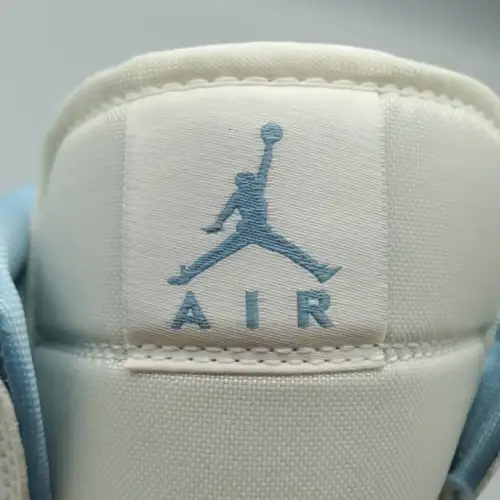 Wmns Air Jordan Air Jordan 1 1 Mid 'University Blue'