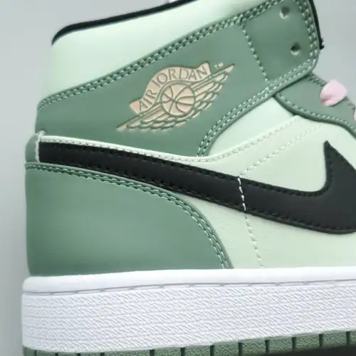 Wmns Air Jordan Air Jordan 1 1 Mid SE 'Dutch Green'