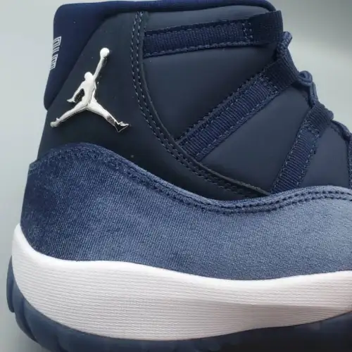 Wmns Air Jordan 11 Retro 'Midnight Navy Velvet'