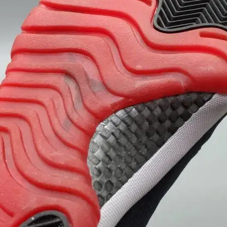 Wmns Air Jordan 11 Retro 'Bred Velvet'